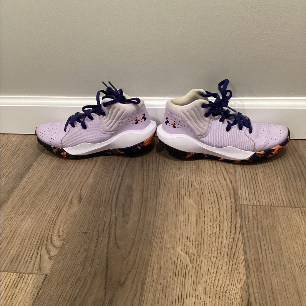 Under armor basketball shoes size 4